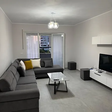 Shkoder Central Apartment דירה