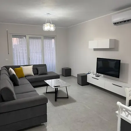 Shkoder Central Apartment דירה
