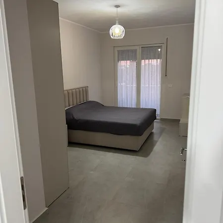 דירה Shkoder Central Apartment שקודר
