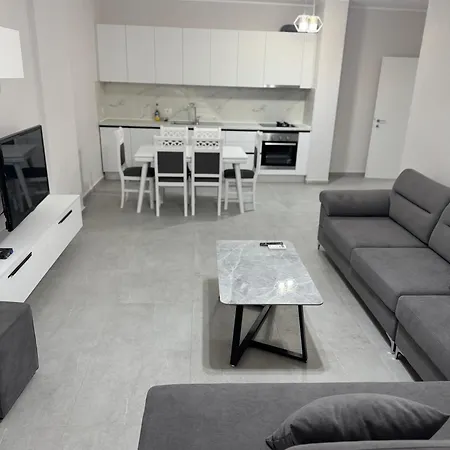 Shkoder Central Apartment דירה *