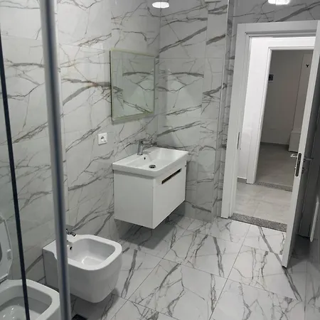 Shkoder Central Apartment דירה *